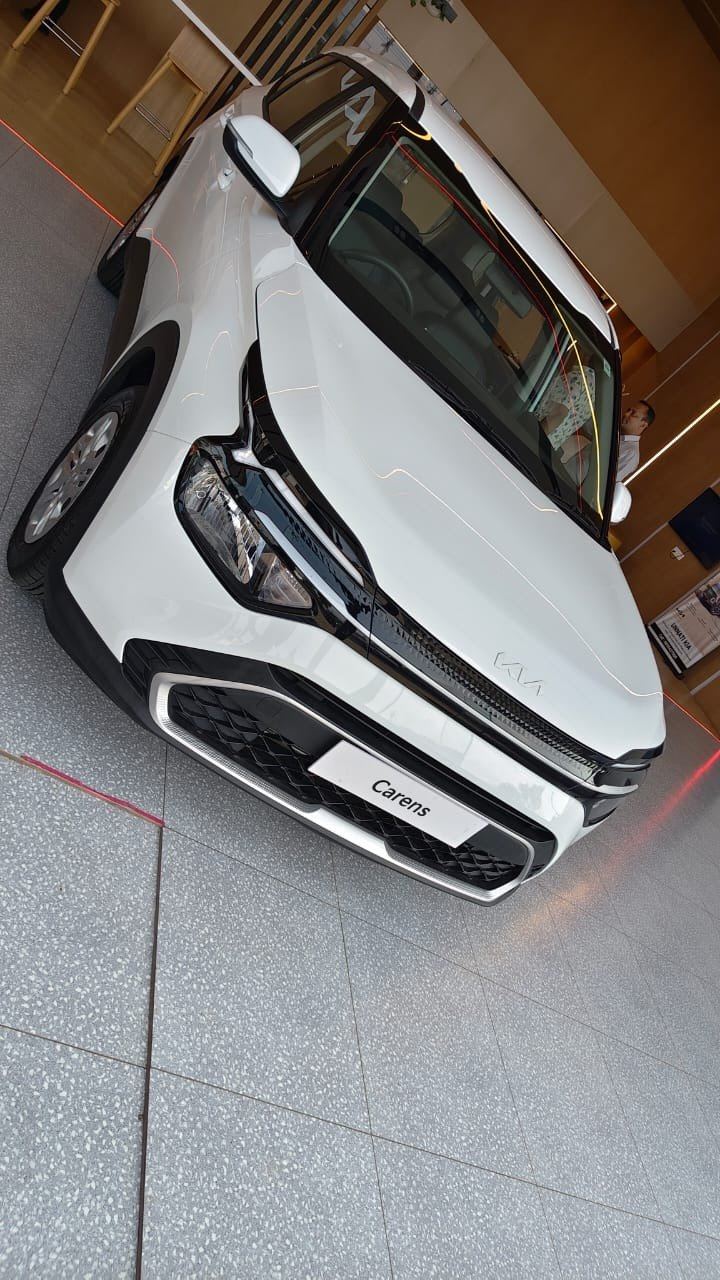 Kia Carens, front view