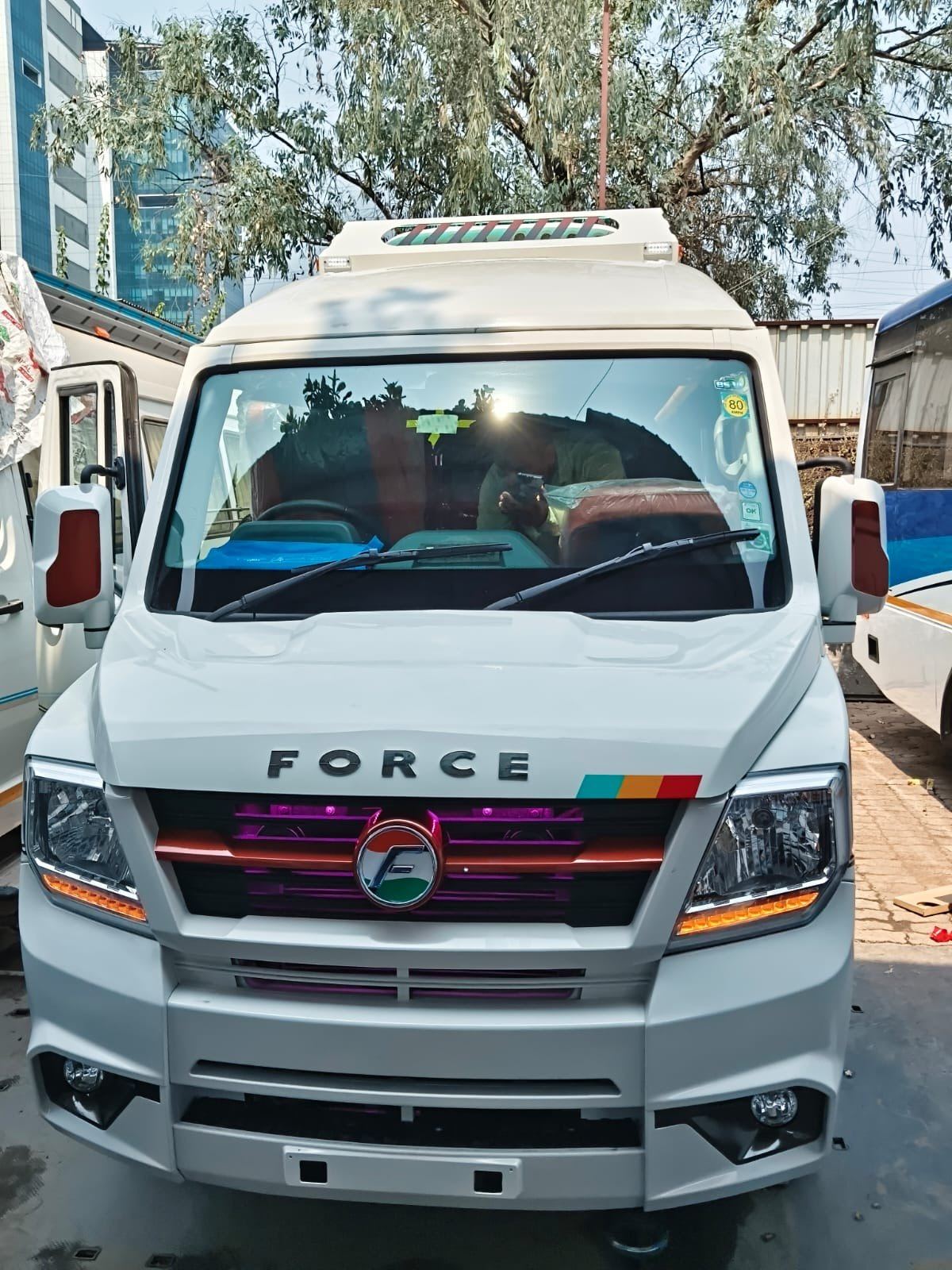 Force Tempo Traveller, front view